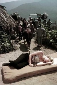 Grace Kelly descansa en un colchón a pleno sol durante una pausa del rodaje en Colombia