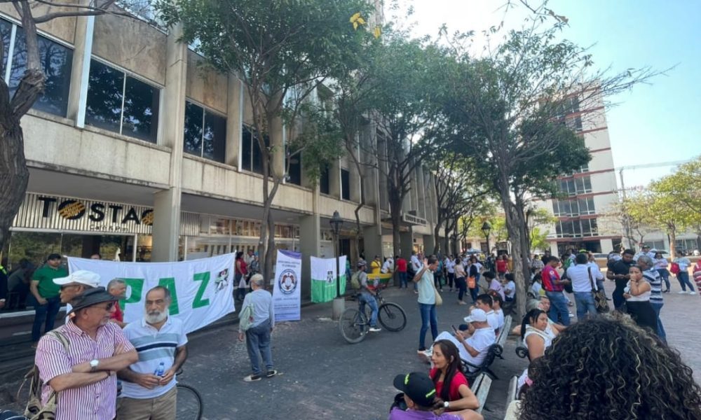 Edumag realizó plantón en respaldo a la entrega del pliego de ...