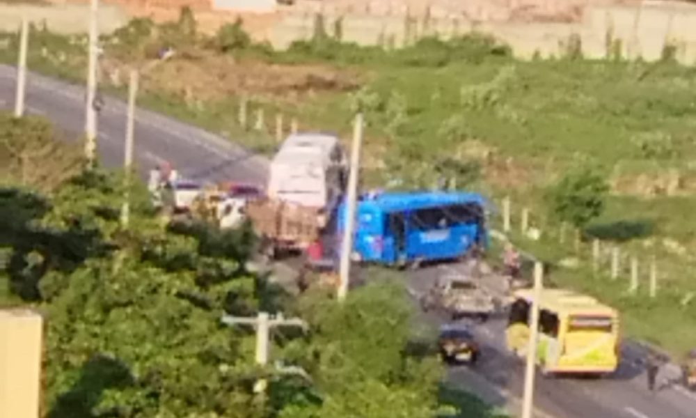 Habitantes del barrio la Bolivariana se tomaron la Troncal del Caribe ...