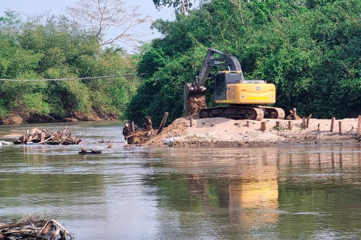 CORPAMAG retiró trinchos y diques de las cuencas de los Ríos Frío y Fundación
