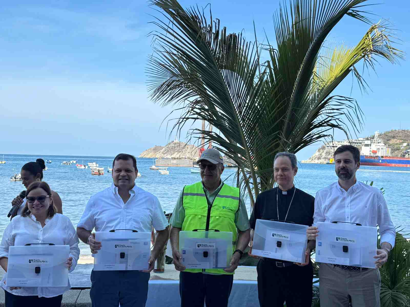 Fundación Sociedad Portuaria entrega cinco embarcaciones a pescadores de Santa Marta